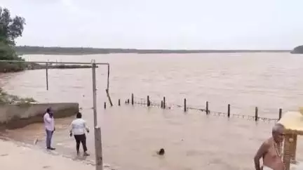 వరద ప్రభావిత ప్రాంతాలలో రైతులకు మొదలైన కష్టాలు, అప్పనపల్లి వద్ద నిలకడగా గోదావరి ప్రవాహం