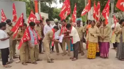 మంథని: జీవో 282 ప్రతులను దగ్ధం చేసిన సిఐటియు