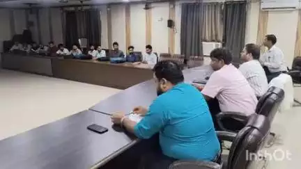 अलीगंज: अलीगंज तहसील के बैठक सभागार में फॉर्मर रजिस्ट्री के संदर्भ में एसडीएम की अध्यक्षता में लेखपालों के साथ हुई बैठक