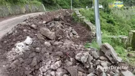 नाहन: नाहन-श्री रेणुका जी मार्ग पर बारिश के कारण सड़क का एक बड़ा हिस्सा धस गया, राहगीरों को झेलनी पड़ रही परेशानी