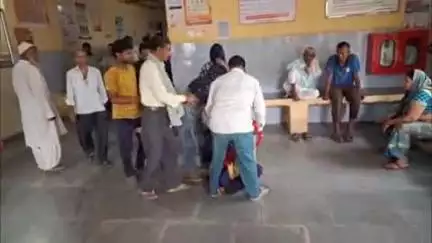 खुर्जा: गांव टेना के निकट तेज रफ्तार कैंटर ने ई-रिक्शा में मारी टक्कर, हादसे में एक की मौत और एक घायल