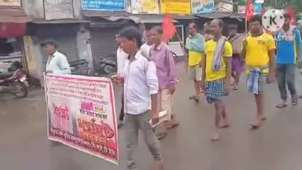 বাঁকুড়া ১: বৃষ্টিকে উপেক্ষা করেই ৯ই জুলাই-এর সাধারণ ধর্মঘটের সমর্থনে বাঁকুড়ায় মিছিলে সামিল হলেন মুটিয়া মজদুরেরা