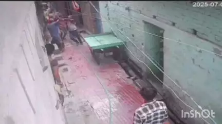मुंगेर: घोषी टोला में मां की पेंशन को लेकर भाइयों में मारपीट, सीसीटीवी में कैद, घायल अस्पताल में भर्ती