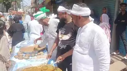 10 मुहर्रम के जुलूस में वासलीगंज से हर आने जाने वाल को खाने पीने की चीजें बांटते तंजीम इदारे के लोग
