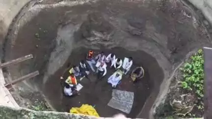 जालना: देवमुर्ती येथे समृद्धी महामार्गबाधित शेतकऱ्यांचे कोरड्या विहिरीत बसून आंदोलन, मुल्यांकनाच्या पाचपट मावेजा देण्याची मागणी