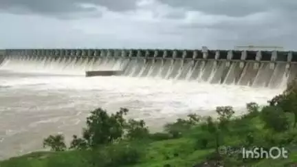 सावली: गोसेखुर्द धरणातून पाणी सोडण्यात आल्याने वैनगंगा नदीच्या पाणी पातळीत वाढ, नदीकाठावरील गावांना सतर्कतेचा इशारा