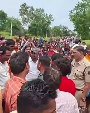 बेमेतरा: बावामोहतरा में बच्चों ने स्कूल में केंद्रीय विद्यालय के अस्थाई संचालन के विरोध में किया चक्काजाम, मौके पर पहुंचे DSP