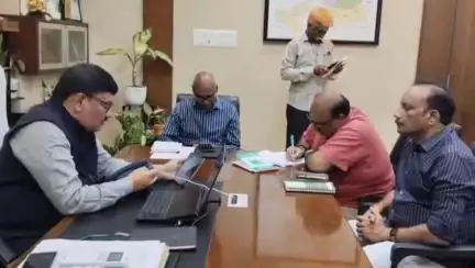 గుంటూరు: విధుల్లో నిర్లక్ష్యంగా ఉండే వారికి షోకాజ్ నోటీసులు ఇవ్వాలని ఆదేశించిన నగర కమిషనర్ పులి శ్రీనివాసులు