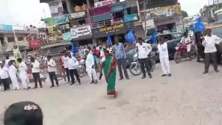 ಶೋರಾಪುರ: ಪೊಲೀಸ್ ವರಿಷ್ಠಾಧಿಕಾರಿ ವರ್ಗಾವಣೆ ಮಾಡದಂತೆ ಪಟ್ಟಣದಲ್ಲಿ ರಸ್ತೆ ತಡೆದು ರಾಜ್ಯ ದಲಿತ ಸಂಘರ್ಷ ಸಮಿತಿ (ಕ್ರಾಂತಿಕಾರಿ) ಬಣ ಪ್ರತಿಭಟನೆ