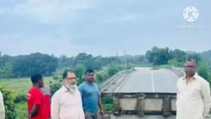 खूंटी: सांसद कालीचरण मुंडा ने पेलौल पुल का किया निरीक्षण
