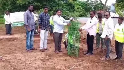 కోరుట్ల: మెట్‌పల్లి మున్సిపల్ పరిధిలోని నేషనల్ హైవే వద్ద 300 మొక్కలు నాటే కార్యక్రమాన్ని ప్రారంభించిన కమిషనర్ మోహన్