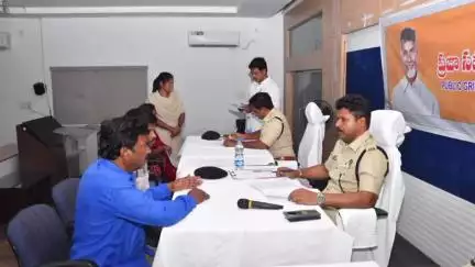 కడప: జిల్లా పోలీసు కార్యాలయం ప్రజా ఫిర్యాదుల పరిష్కార వేదికకు 178 పిటీషన్లు వచ్చినట్లు తెలిపిన ఎస్పీ అశోక్ కుమార్