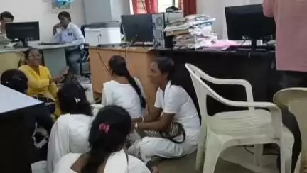 శ్రీకాకుళం: ఏఎన్ఎంల కౌన్సిలింగ్ సరిగా జరగడం లేదని వైద్య శాఖ అధికారి కార్యాలయం వద్ద ధర్నాకు దిగిన మహిళలు