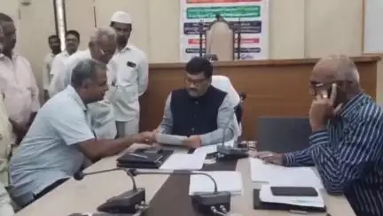 గుంటూరు: పుచ్చలపల్లి సుందరయ్య నగర్లో సిమెంట్ రోడ్లు వేయాలని నగర కమిషనర్‌ను కలిసి విన్నవించిన సీపీఎం పార్టీ నగర కార్యదర్శి