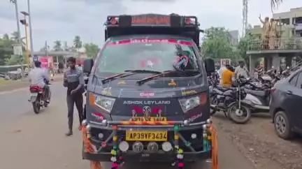 గోపాలపురంలో అక్రమంగా తరలిస్తున్న 30 క్వింటాల పీడీఎస్ బియ్యాన్ని స్వాధీనం చేసుకున్న అధికారులు