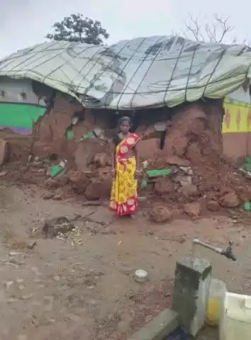 बोराम: पगदा गांव में लगातार बारिश से ढहा कच्चा मकान, परिवार हुआ बेघर