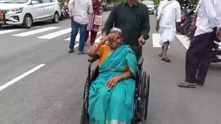 నిజామాబాద్ సౌత్: తన మనవళ్లు ఆస్తిని రాయించుకొని గెంటేశారని జిల్లా కలెక్టర్‌కు ఫిర్యాదు చేసిన నవీపేటకు చెందిన వృద్ధురాలు