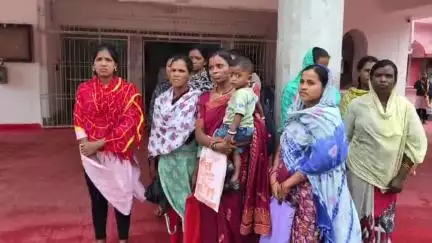 नारायणपुर: ओरछा ब्लॉक की आश्रम शालाओं में पदस्थ 37 दैनिक वेतन भोगियों को एक साल से नहीं मिला वेतन, कलेक्टर से लगाई न्याय की गुहार