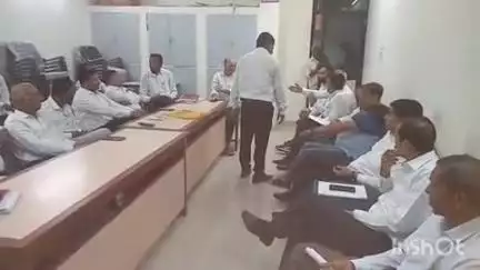 વિજાપુર: ગુજરાતમાં વકીલો ઉપર હુમલાઓ ધમકીઓ તથા રાજપીપળા કોર્ટમા પોલીસ દ્વારા વકીલોને રોકવા બાબતે વિજાપુર વકીલ મંડળની બેઠક યોજાઇ