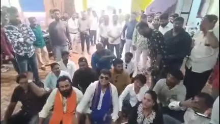 जळगाव: महापुरुषांबद्दल आक्षेपार्ह्य विधान व मंत्र्यांना धमकी देणारा अटकेत, भुसावळ बाजारपेठ पोलीस ठाण्याबाहेर नागरिकांचा ठिय्या