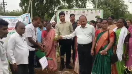 అసిఫాబాద్: వన మహోత్సవంలో ప్రజలందరూ భాగస్వాములు కావాలి: జిల్లా కలెక్టర్ వెంకటేష్ ధోత్రే