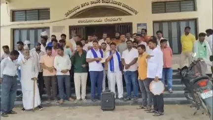 ದೇವದುರ್ಗ: ತಹಶೀಲ್ದಾರ್, ಸಮಾಜ ಕಲ್ಯಾಣ ಅಧಿಕಾರಿ ವಿರುದ್ಧ ಪಟ್ಟಣದ ತಹಶೀಲ್ದಾರ್ ಕಚೇರಿ ಮುಂದೆ ತಾಲ್ಲೂಕು ಸಂಘಟನೆಗಳ ಒಕ್ಕೂಟ ಪ್ರತಿಭಟನೆ