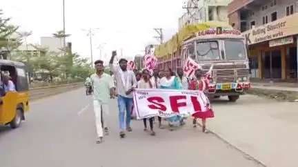 జనగాం: జిల్లా కేంద్రంలో విద్యారంగ సమస్యలను పరిష్కరించాలని డిమాండ్ చేస్తూ ఎస్ఎఫ్ఐ ఆధ్వర్యంలో ఆందోళన