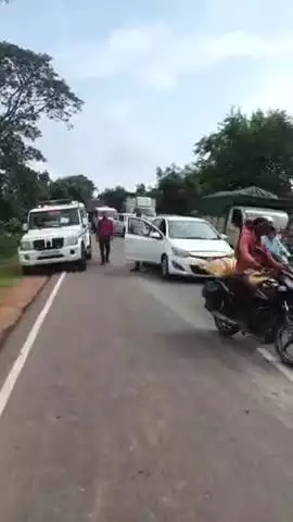 टीकमगढ़: टीकमगढ़-झांसी हाईवे पर अनियंत्रित होकर पलटा केलों से भरा एक ट्रक, लगा लंबा जाम