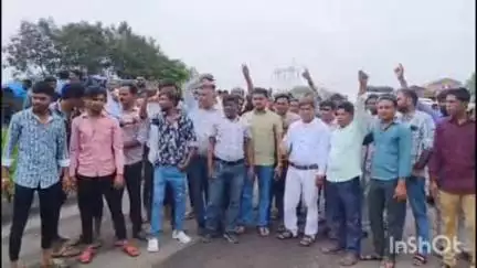બાલાસિનોર: વડદલા ખાતે બાલાસિનોર અમદાવાદ હાઇવે ઉપર ખાડારાજના કારણે ચક્કાજામ કરવામાં આવ્યો