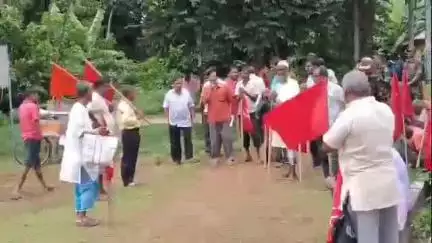 অমরপুর: পানীয় জল সহ বিভিন্নি দাবিতে টেপানিয়ায় BDO উদ্দেশ্যে বগাবাসা গ্রাম পঞ্চায়েতে সচিবের কাছে ডেপুটেশন দিল CPI(M) নিয়ে