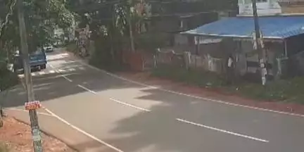 കൊല്ലം: പാലമുക്കിൽ വിദ്യാർത്ഥിയെ രക്ഷിക്കാൻ ശ്രമിക്കുന്നതിനിടെ കാർ നിയന്ത്രണം വിട്ട് മറിഞ്ഞു, CCTV ദൃശ്യം
