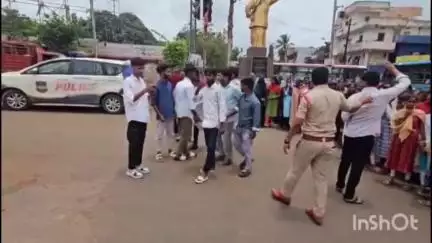 వికారాబాద్: ఫీజు రియంబర్స్మెంట్ వెంటనే విడుదల చేయాలని ఎన్టీఆర్‌ చౌరస్తా వద్ద ఎస్ఎఫ్ఐ విద్యార్థి నాయకుల నిరసన