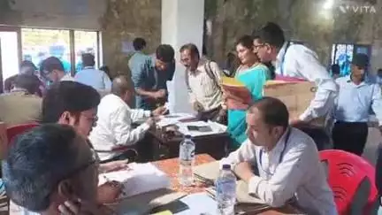 द्वाराहाट: उम्मीदवारों के नामांकन पत्रों की द्वाराहाट विकासखंड में जांच शुरू, ग्राम प्रधानों का लगा जमावड़ा; अव्यवस्थाओं का माहौल