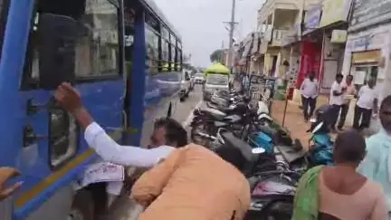 ములుగు: కాంగ్రెస్ పార్టీ నేతల ర్యాలీని అడ్డుకునేందుకు యత్నించిన బీఆర్ఎస్ నాయకులను జిల్లా కేంద్రంలో అరెస్ట్‌ చేసిన పోలీసులు