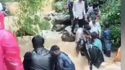 त्र्यंबकेश्वर: दुगारवाडी धबधब्यावर अडकलेल्या ११ पर्यटकांची अथक प्रयत्नानंतर करण्यात आली सुटका