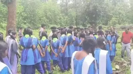 राजपुर: राजपुर में स्काउट गाइड के विद्यार्थियों ने 'मां के नाम' अभियान के तहत किया वृक्षारोपण