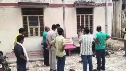 निवाई: निवाई थाना क्षेत्र के भगत सिंह कॉलोनी में 17 वर्षीय युवती अपने मकान में मृत मिली
