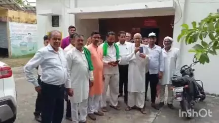 धामपुर: भाकियू भानू गुट के पदाधिकारी ने एसडीएम कार्यालय पर मुख्यमंत्री के नाम ज्ञापन सौंपकर अपनी मांगों को रखा