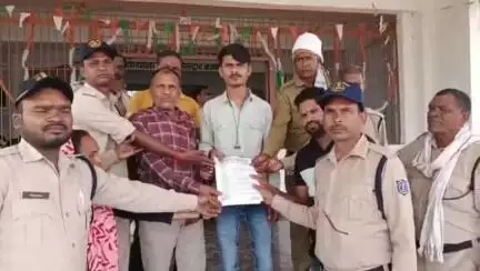 डिंडौरी: एसडीएम कार्यालय बजाग में कोटवार संघ ने मुख्यमंत्री की घोषणा पूरी करने के लिए सौंपा ज्ञापन