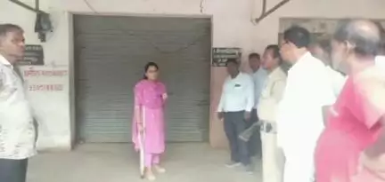 कौंच: कोंच मंडी परिसर में संचालित मूंग क्रय केंद्रों का एसडीएम ने किया औचक निरीक्षण, PCU केंद्र बंद मिलने पर जताई नाराजगी