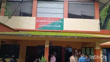 നിലമ്പൂർ: പ്രളയത്തിൽ വീടും സ്ഥലവും നഷ്ടപ്പെട്ട കുടുംബങ്ങൾക്ക് ഭൂമി നൽകുന്നില്ല, ഡി.എഫ്.ഒയെ ഉപരോധിച്ച് ആദിവാസികൾ