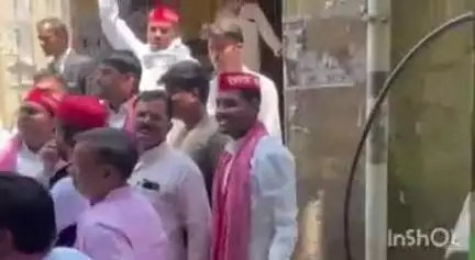 प्रतापगढ़: सपा की मासिक बैठक सम्पन्न, कलेक्ट्रेट पहुंचे कार्यकर्ताओं ने प्राइमरी विद्यालयों को बंद करने के विरोध में सौंपा ज्ञापन