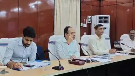 गया टाउन सीडी ब्लॉक: गया समाहरणालय में डीएम ने जिला स्तरीय पदाधिकारियों के साथ साप्ताहिक समीक्षा बैठक की