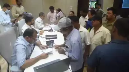 విశాఖపట్నం: జిల్లా కలెక్టరేట్లో ప్రజా సమస్యల పరిష్కార వేదిక కార్యక్రమం విశాఖ జిల్లా కలెక్టర్ హరేంద్ర ప్రసాద్ ఆధ్వర్యంలో జరిగింది