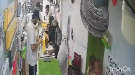 नवादा: सोनार पट्टी रोड स्थित मोबाइल शॉप में बुर्कानशीं महिलाओं ने दो मोबाइल चोरी की, घटना कैमरे में कैद