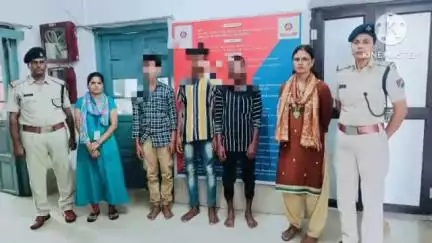 বিষ্ণুপুর: বাঁকুড়া রেলস্টেশনের প্লাটফর্মে চিন্তিত অবস্থায় ঘোরাঘুরি করতে দেখে তিনটি নাবালককে চাইল্ড লাইনের হাতে তুলে দিল আরপিএফ