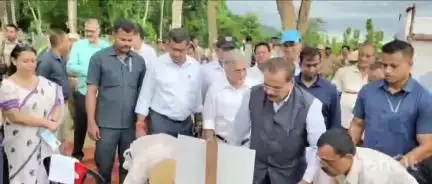পলাশবাৰী: টিয়ামাৰী গোসানী পীঠ প্ৰাংগণত বন মহোৎসৱ সপ্তাহৰ অন্ত, উপস্থিত থাকে বনমন্ত্ৰী চন্দ্ৰমোহন পাটোৱাৰী,বিধায়ক হেমাংগ ঠাকুৰীয়া
