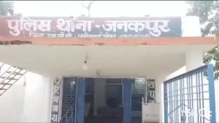 जनकपुर के आवासपारा में शराब के नशे में आम रास्ते पर लुढ़कता मिला व्यक्ति, पुलिस ने किया गिरफ्तार