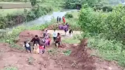 అల్లూరి ఏజెన్సీలో వాగు దాటించి విద్యార్థులను పాఠశాలకు పంపిస్తున్న తల్లిదండ్రులు.. #localissue