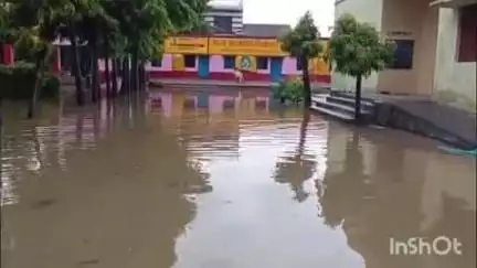 अनूपशहर: अनूपशहर क्षेत्र के जूनियर हाई स्कूल एवं उच्च स्तर विद्यालय बिरौली परिसर में 3 फुट से अधिक बारिश का पानी भरा